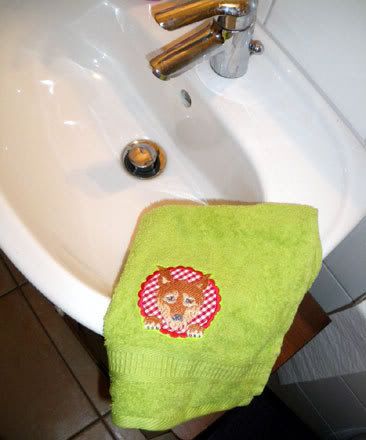 Die Maske für die Person aus dem weissen Ton mit dem Eiweiß