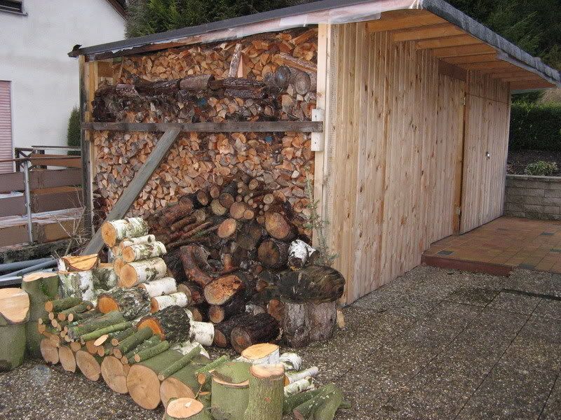 Brennholzplatz mit Arbeitsmittel • Motorsägen-Portal