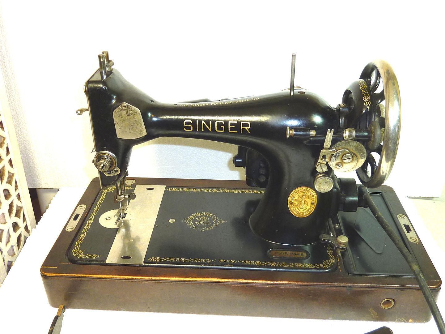 HEAVY DUTY VINTAGE SINGER Model 127 1936 SEWING MACHINE Knee Control
