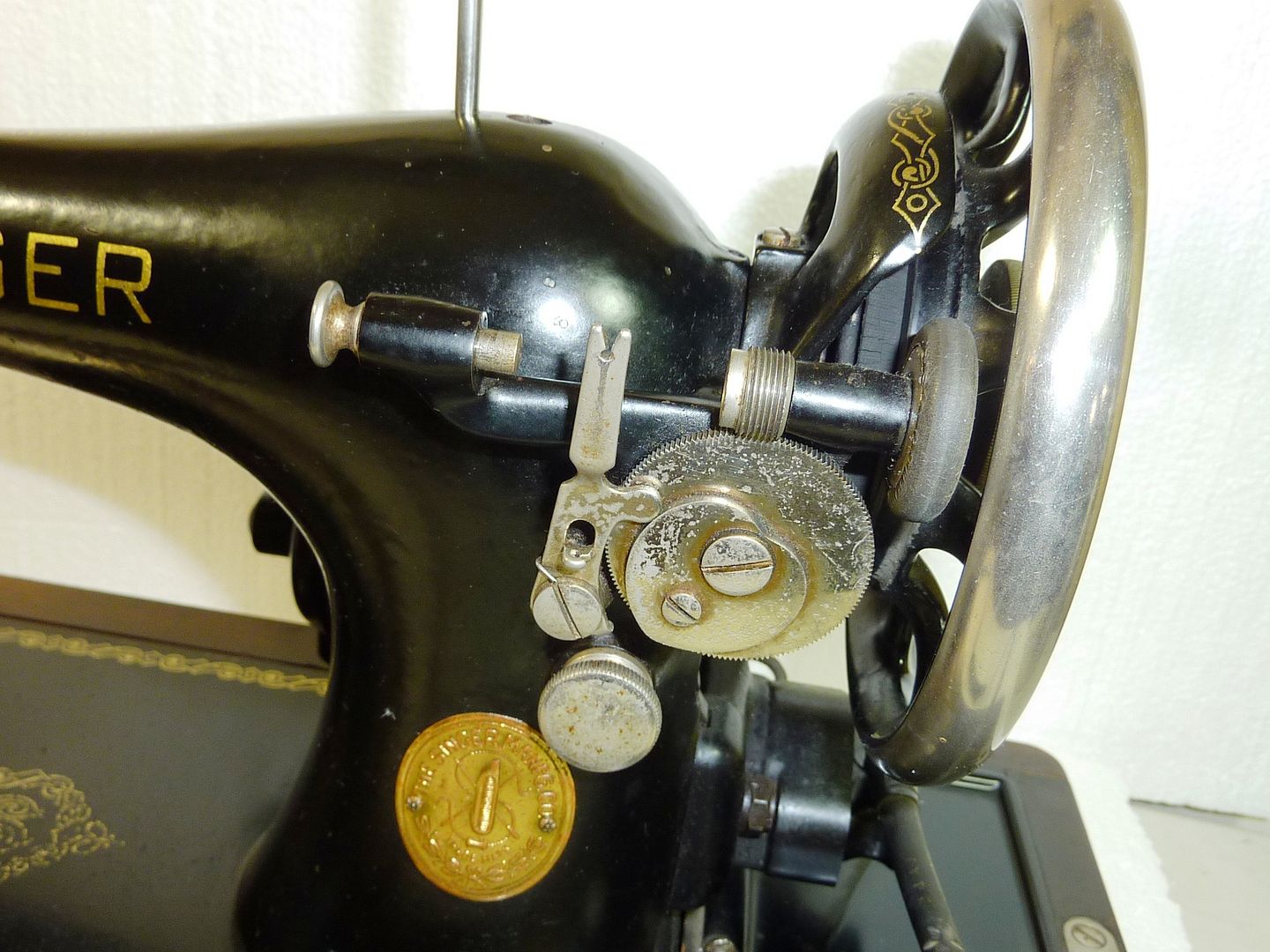 HEAVY DUTY VINTAGE SINGER Model 127 1936 SEWING MACHINE Knee Control