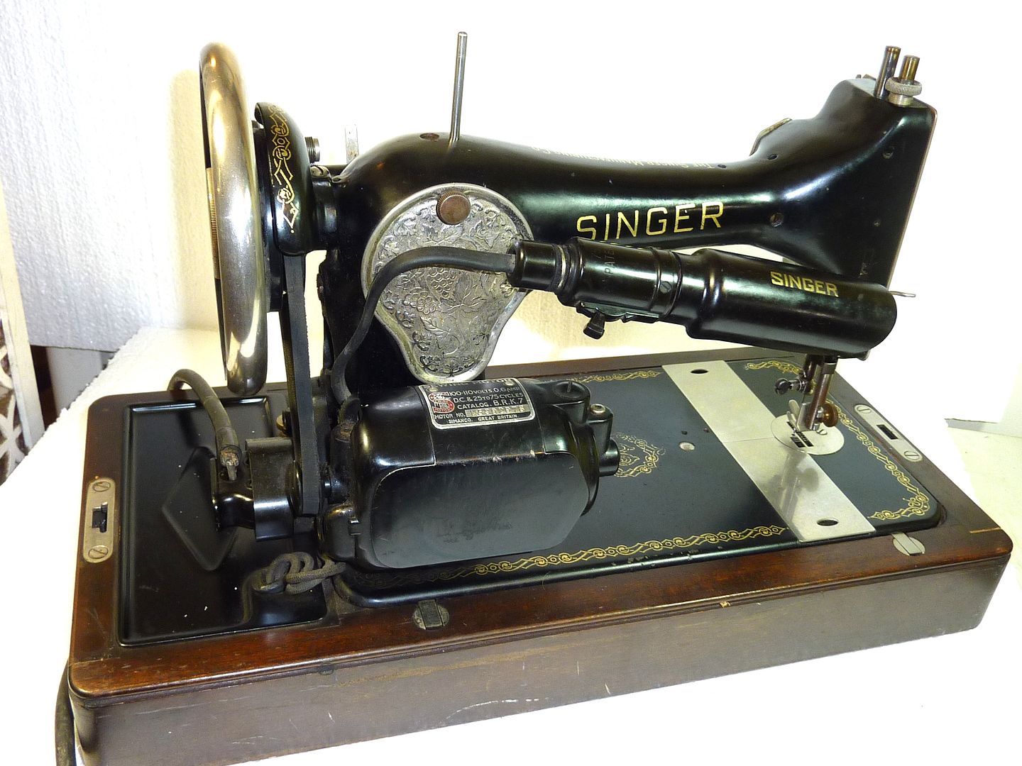 HEAVY DUTY VINTAGE SINGER Model 127 1936 SEWING MACHINE Knee Control