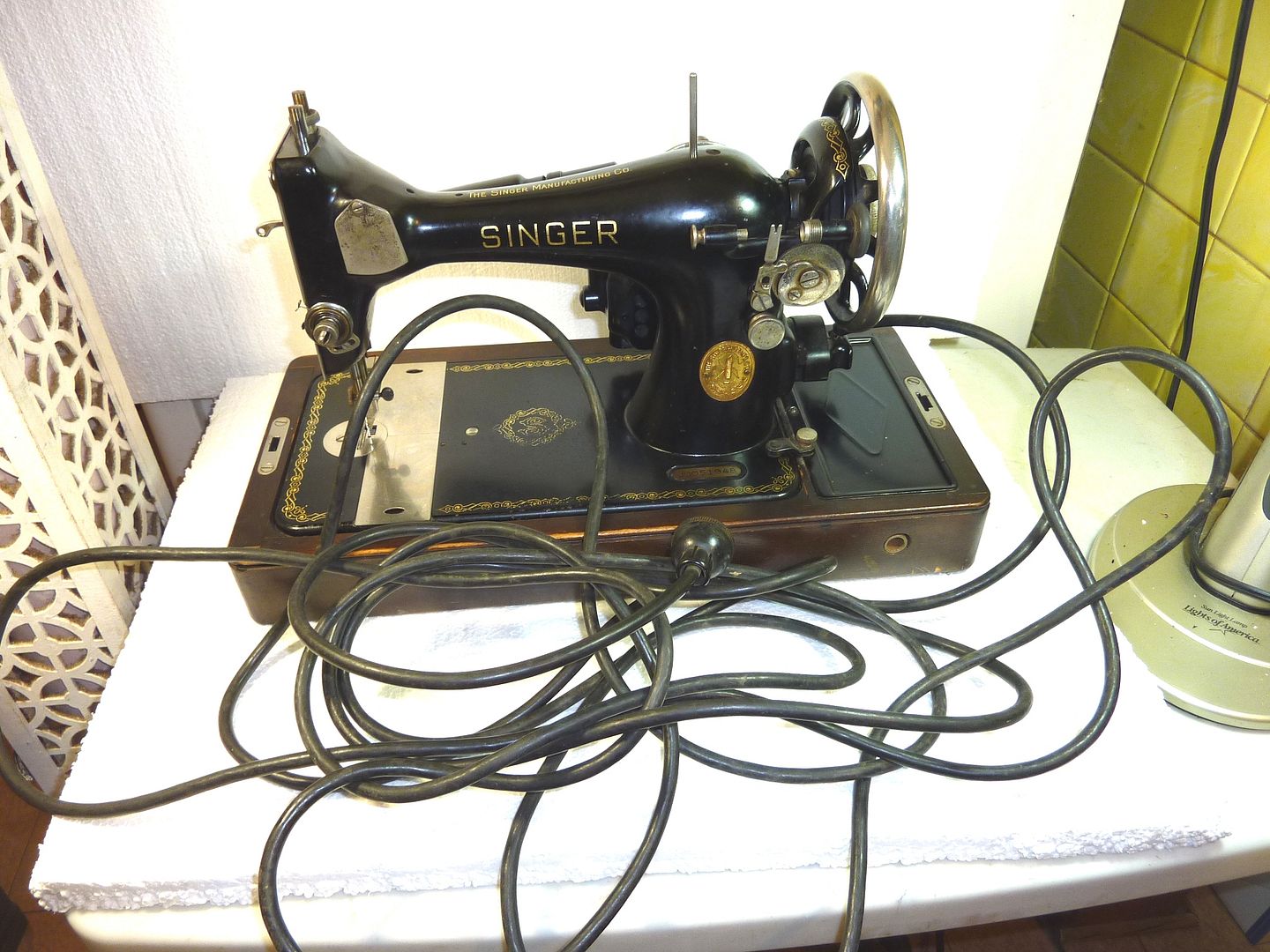 HEAVY DUTY VINTAGE SINGER Model 127 1936 SEWING MACHINE Knee Control